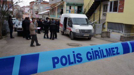 Görevliyi kelepçeleyip 70 bin liralık sigara çaldılar