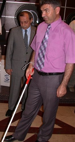 Görme engelli, cepten gelecek mesaja göre halk otobüsüne binecek