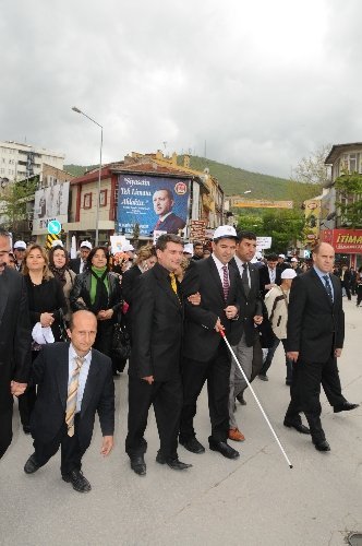 Görme engelli, cepten gelecek mesaja göre halk otobüsüne binecek