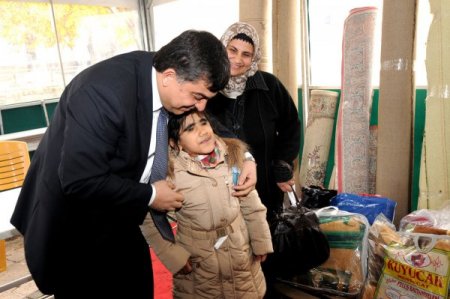 Görme engelli öğrenci Suriyeli mülteciler için montunu bağışladı