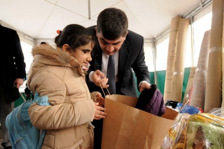 Görme engelli öğrenci Suriyeli mülteciler için montunu bağışladı