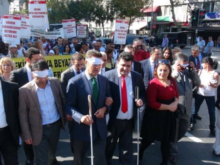 Görme engelliler, beyaz bastonun reçeteye yazılmasını istedi