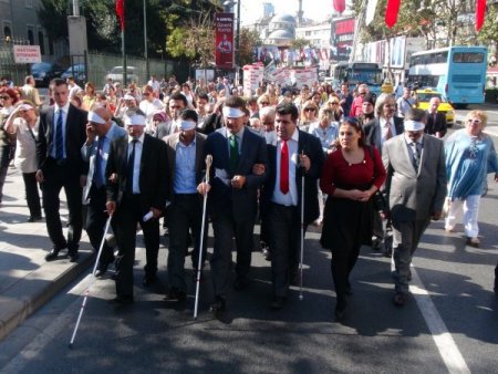 Görme engelliler, beyaz bastonun reçeteye yazılmasını istedi