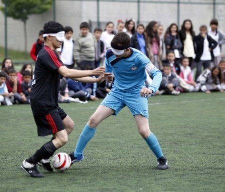 Görme engelliler, görenlerle futbol maçı yaptı