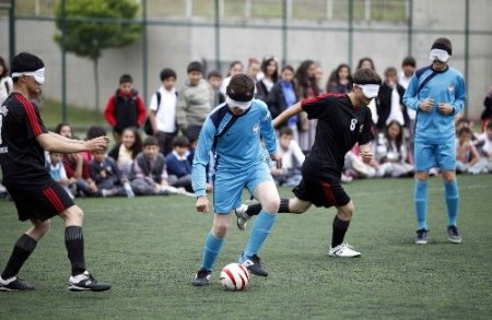 Görme engelliler, görenlerle futbol maçı yaptı