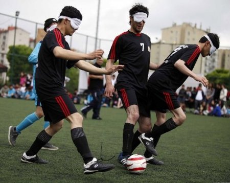 Görme engelliler, görenlerle futbol maçı yaptı