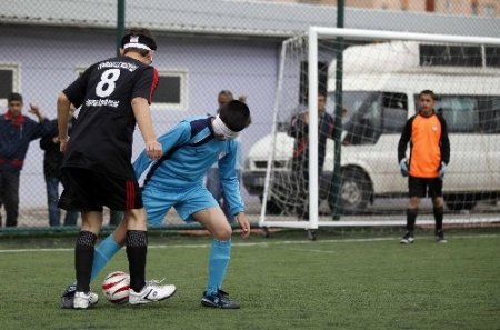 Görme engelliler, görenlerle futbol maçı yaptı