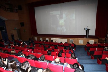 Görme engelliler film izledi