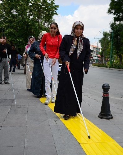 Görme engelliler için kabartmalı yollara, bisiklet yolu kadar değer verilmedi
