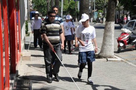Görme engellilerden takip çizgilerini kapatan esnafa protesto