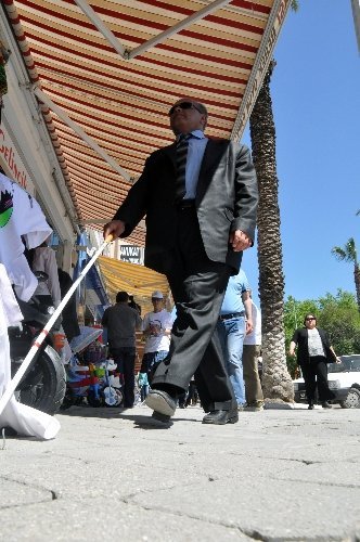 Görme engellilerden takip çizgilerini kapatan esnafa protesto