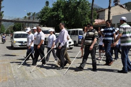 Görme engellilerden takip çizgilerini kapatan esnafa protesto