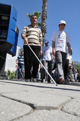 Görme engellilerden takip çizgilerini kapatan esnafa protesto