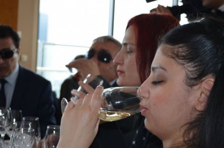 Görme engellileri içki tanıtımında kullandılar