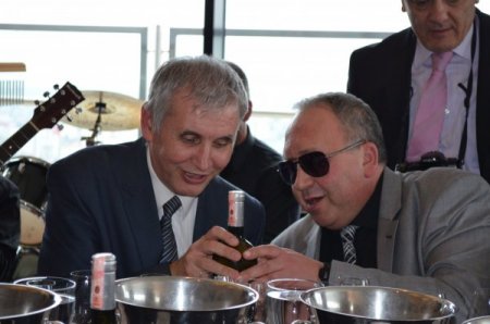 Görme engellileri içki tanıtımında kullandılar