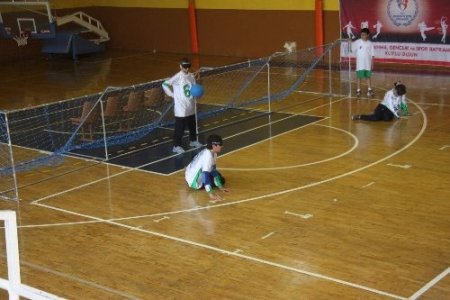 Görme nimetini anlatmak için gözlerine bant çekip maç yaptılar