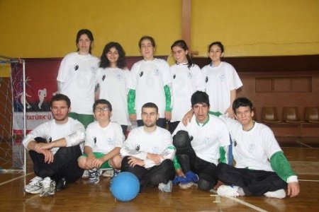 Görme nimetini anlatmak için gözlerine bant çekip maç yaptılar