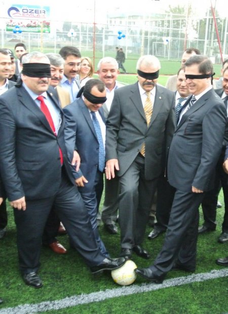 Görmeyen gözleriyle halı sahadan galip ayrıldılar