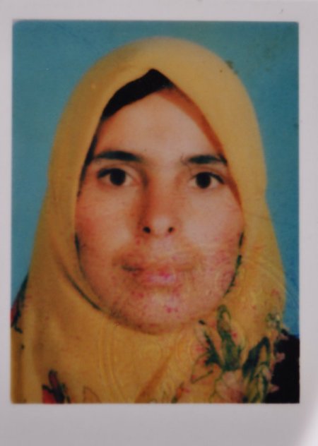 Görmeyen gözleriyle kaybolan eşini arıyor