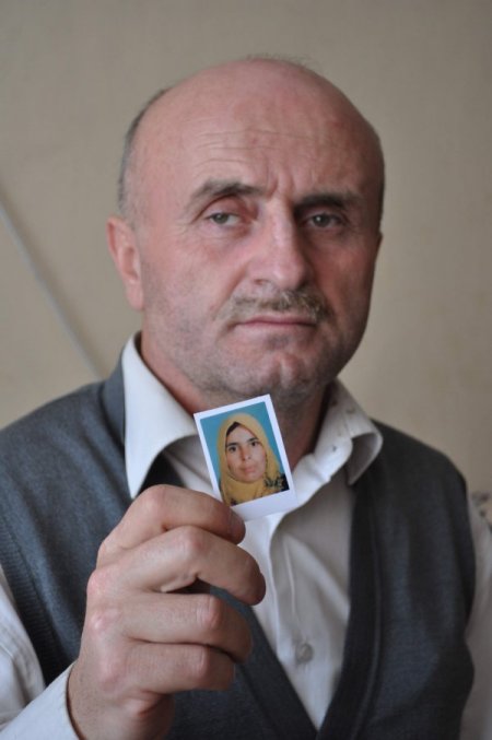 Görmeyen gözleriyle kaybolan eşini arıyor