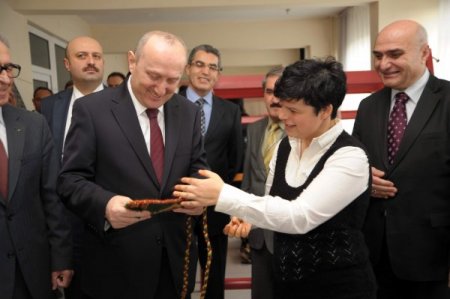 Görmeyen gözlerle okumayı öğrenen bayanların azmine Vali hayran kaldı