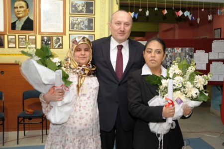 Görmeyen gözlerle okumayı öğrenen bayanların azmine Vali hayran kaldı