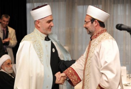 Görmez, Bosna'in yeni müftüsünün cübbesini giydirdi
