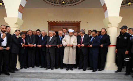 Görmez: Cami, okul ve hastane birbirinin alternatifi değildir