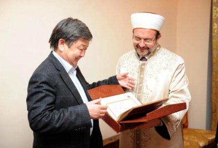 Görmez Kırgızistan Başbakanı'na Kur'an-ı Kerim hediye etti