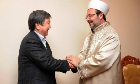 Görmez Kırgızistan Başbakanı'na Kur'an-ı Kerim hediye etti