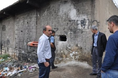 Görüntülendikleri güvenlik kameralarının kayıt cihazını da çaldılar