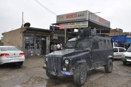 Görüntülendikleri güvenlik kameralarının kayıt cihazını da çaldılar