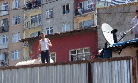 Göstericilerin attığı molotof bombası vatandaşı yakıyordu