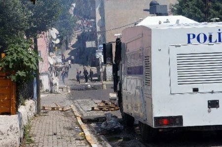 Göstericilerin attığı molotof bombası vatandaşı yakıyordu