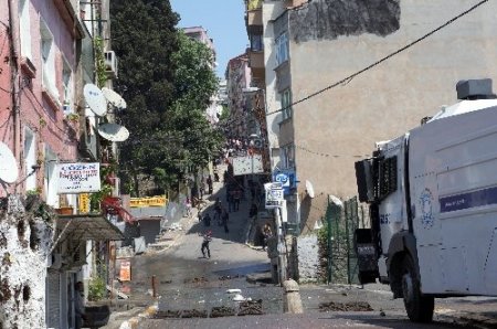 Göstericilerin attığı molotof bombası vatandaşı yakıyordu