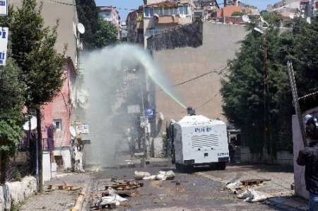 Göstericilerin attığı molotof bombası vatandaşı yakıyordu