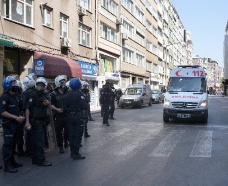 Göstericilerin attığı molotof bombası vatandaşı yakıyordu