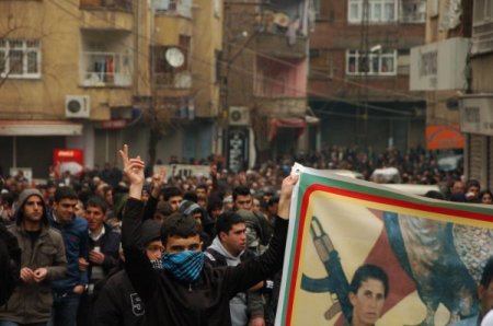 Göstericilerin polise attığı ses bombası patlamadı