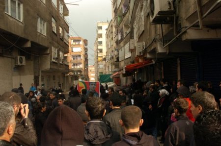 Göstericilerin polise attığı ses bombası patlamadı