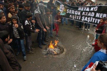 Göstericilerin polise attığı ses bombası patlamadı