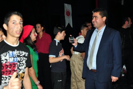 Gösterilerini sunarken elektrik engeline takıldılar