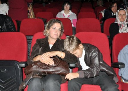 Gösterilerini sunarken elektrik engeline takıldılar