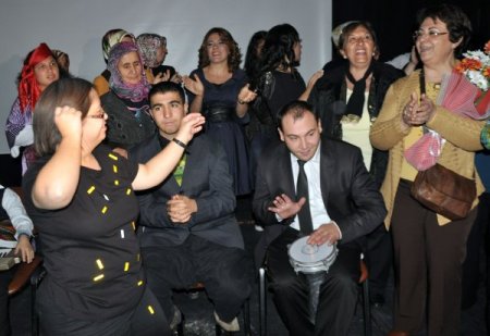 Gösterilerini sunarken elektrik engeline takıldılar