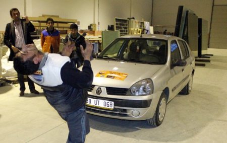 Göz Çukurlarıyla 1 Ton 200 Kiloluk Arabayı Çekti