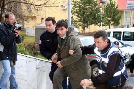 Gözaltına Alınan Göstericiler Adliyeye Sevk Edildi