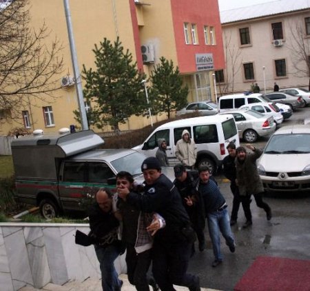 Gözaltına Alınan Göstericiler Adliyeye Sevk Edildi