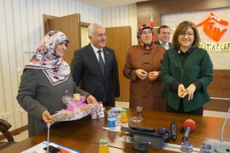 Gözleme satarak öğrenci okutan kadınlara Bakan Şahin’den destek