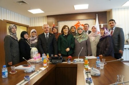 Gözleme satarak öğrenci okutan kadınlara Bakan Şahin’den destek