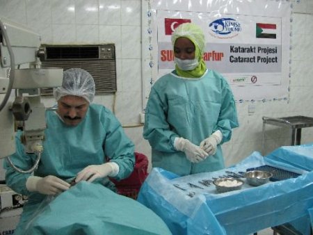 Gözleri Görmeyen Sudanlı Katarakt Hastalarının Ayağına Doktor Bartın'dan Geldi