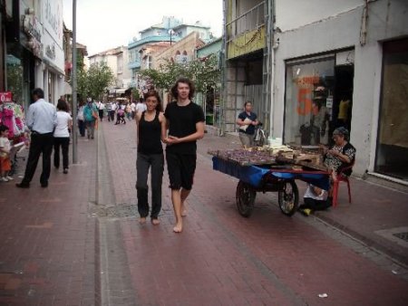 Gözlerini Kapatıp Çıplak Ayakla Çarşıda Gezen Öğrenciler Şaşırttı
